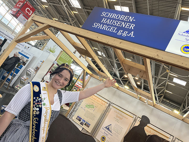 Annalena I., die amtierende Schrobenhausener Spargelkönigin am Stand C2.443 der Garten München 2023 ©Foto: Martin Schmitz